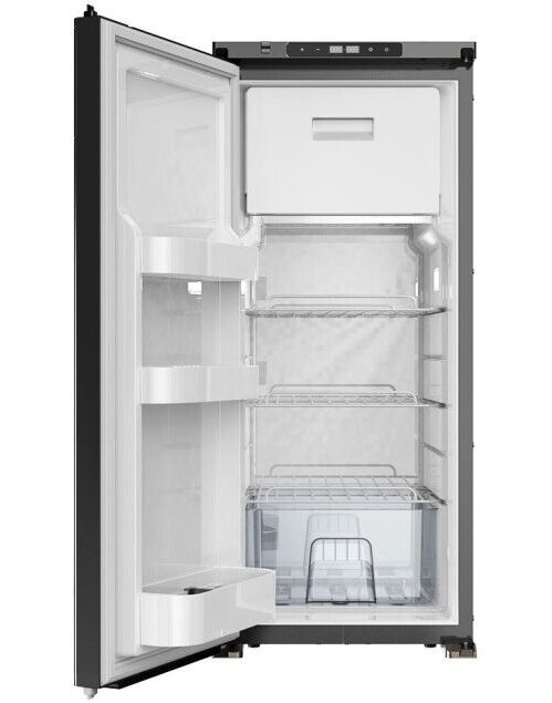 Ανοιχτό ψυγείο Alpicool R90 με χωρητικότητα 92.9L, καταψύκτη και αποθηκευτικά ράφια.