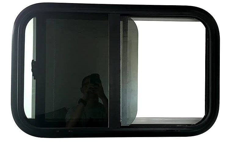 Μαύρο συρόμενο παράθυρο 500x350mm για τροχόσπιτα και αυτοκινούμενα.