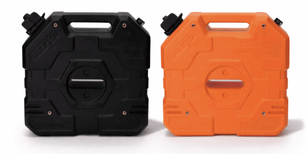 Μαύρο και πορτοκαλί δοχείο καυσίμου για 4x4 και overlanding σε λευκό φόντο