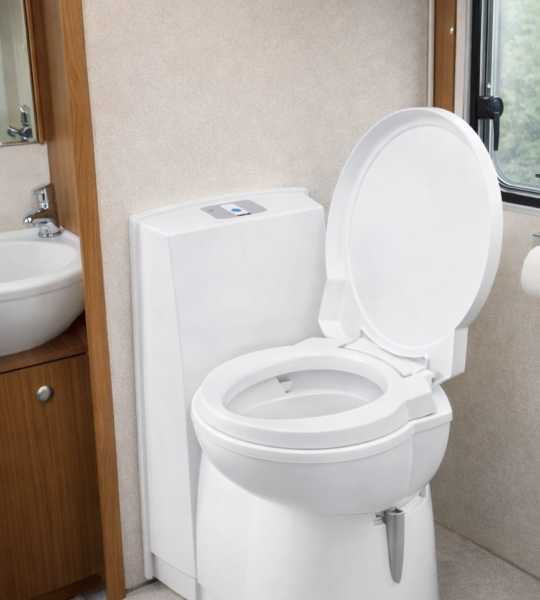 Τουαλέτα κασέτα τροχόσπιτου Thetford C263-CS 12V τοποθετημένη σε μπάνιο camper με περιστρεφόμενο κάθισμα